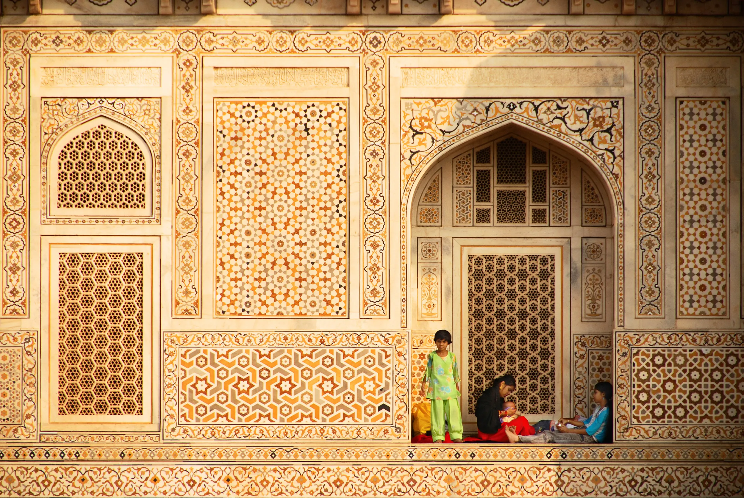 Family picnic at the Itmad-ud-daulah (Baby Taj)