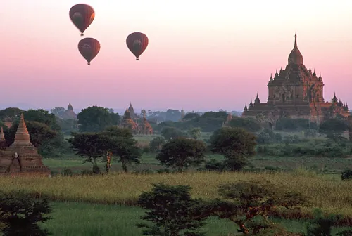 Hot air balloons next to Htilominlo Paya